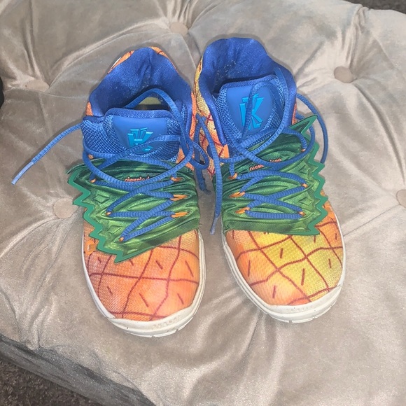 SPONGEBOB SQUAREPANTS X KYRIE 5 - Picture 1 of 10